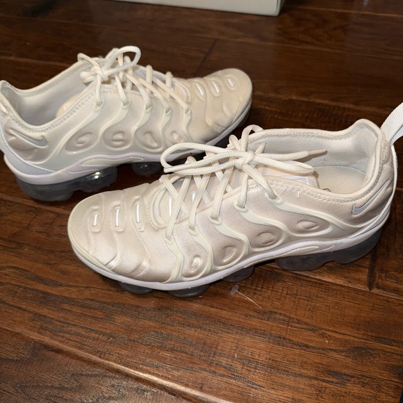 White Nike Vapormax Plus - Picture 2 of 5